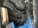 une image représentant une boîte à outils remplie d'outils tels qu'une perceuse, un marteau et d'autres outils