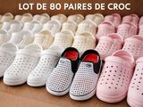 Plusieurs paires de Crocs sont rangées dans une boîte