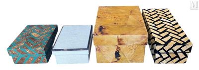 trois boîtes placées l'une à côté de l'autre sur une table