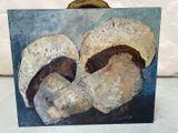 une peinture représentant deux champignons posés sur une table