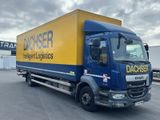 un gros camion bleu et jaune garé sur un parking