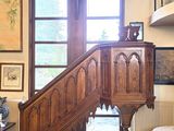une photo d'un salon avec un escalier à l'intérieur