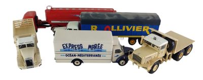 un camion miniature avec une remorque et d'autres véhicules miniatures