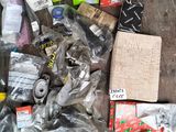 une pile d'objets hétéroclites posés sur le sol