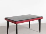 une photo d'une table basse noire et rouge aux pieds noirs