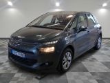 la voiture grise est garée dans le garage sur le sol en damier