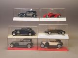 quatre modèles de voitures différents dans une vitrine