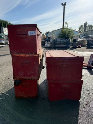 Lot comprenant 5 grandes boîtes/coffres à outils métalliques…