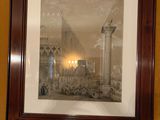 une photo d'une photo accrochée au mur
