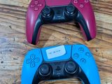 deux manettes Nintendo Wii posées sur un parquet