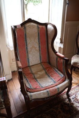 une chaise qui se trouve dans le coin d'une pièce