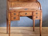un vieux bureau en bois avec des tiroirs et des tiroirs sur le dessus