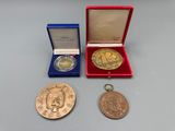 deux médailles et une médaille sont posées sur une table