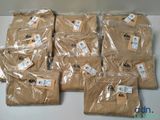 plusieurs sacs remplis de chemises marron posés sur une table