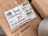 une valise posée par terre à côté d'une paire de chaussures