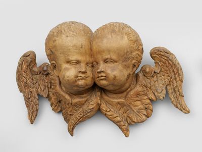 paire de chérubins sculptés ailés sur fond blanc