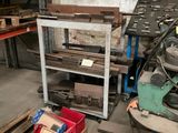 une pièce où il y a beaucoup d'outils et de cartons par terre
