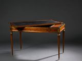 un bureau ancien avec un plateau en cuir et des pieds en laiton