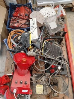 une pile d'objets assortis sur une palette