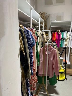 un placard avec une penderie et des vêtements accrochés dessus