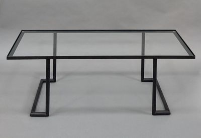 table basse rectangulaire en verre avec des pieds en métal noir