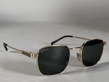 gros plan d'une paire de lunettes de soleil sur une surface blanche