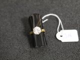 une bague sertie d'un diamant, avec son étiquette de prix