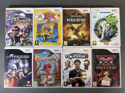 Plusieurs jeux Wii sont alignés les uns à côté des autres sur une table