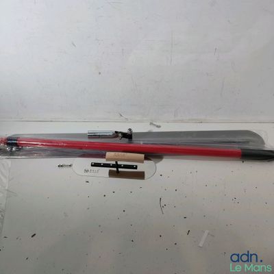 un stylo rouge et noir posé sur une table blanche