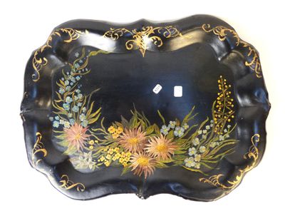 Plateau en tôle peinte d'un décor floral sur fond noir.