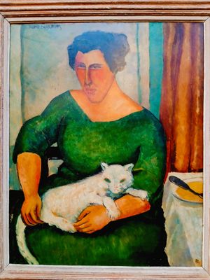 tableau représentant une femme en robe verte tenant un chat blanc