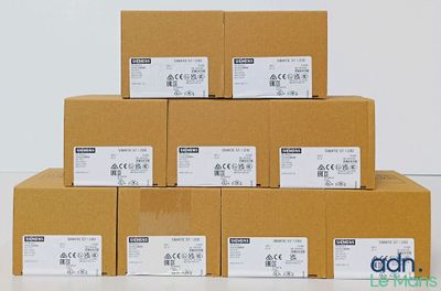 plusieurs boîtes empilées sur une table