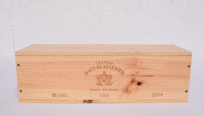 une boîte en bois avec une étiquette posée sur une table