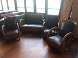 trois chaises et un canapé dans un coin de la pièce