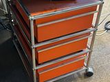 un bureau d'ordinateur sur lequel est posé un ordinateur portable
