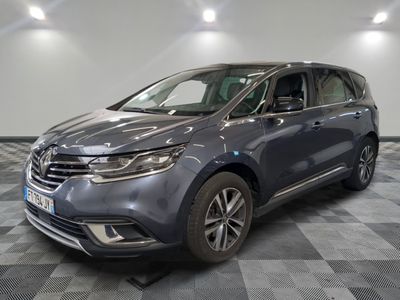 la voiture grise est garée sur le sol en damier d'un garage