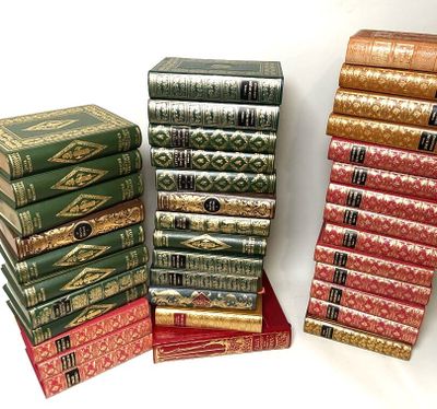 plusieurs livres empilés sur une table