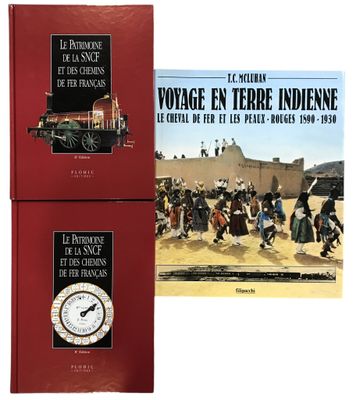 deux livres sur fond blanc, avec une horloge et une photo de personnes dans un village