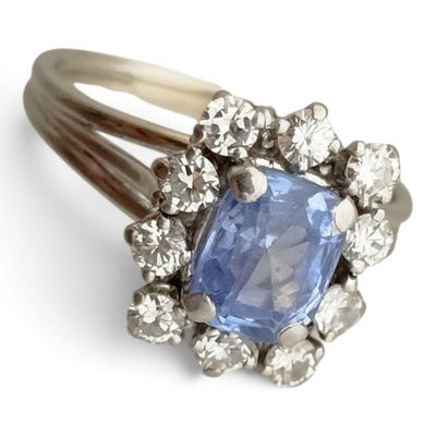 une image d'une bague en saphir bleu et diamant sur fond blanc