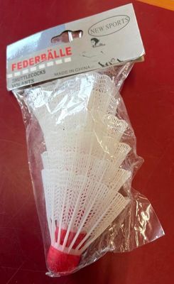 un paquet de volants de badminton posé sur une table