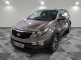 vue de face d'un SUV marron garé sur un sol à damier