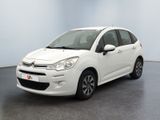 La Citroën blanche est garée dans une grande pièce