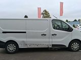 une camionnette blanche garée dans un parking
