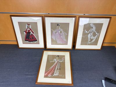 trois photos encadrées représentant des femmes en robe sont posées sur une table