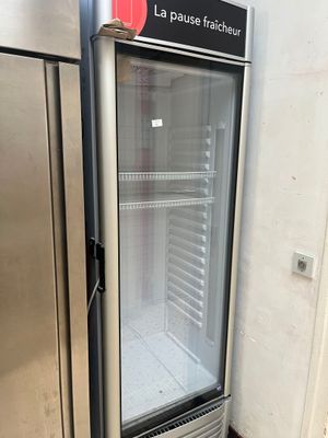 un réfrigérateur avec une porte vitrée dans une pièce