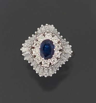 Imposante bague à gradins en or gris 14K 585 millièmes, orné…