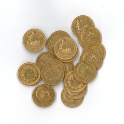 une pile de pièces d'or posée sur une surface blanche