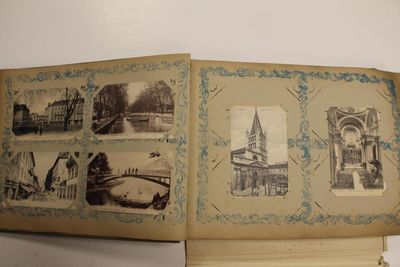 un livre ouvert sur lequel figurent des images de bâtiments