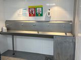 un grand lavabo en acier inoxydable dans des toilettes publiques