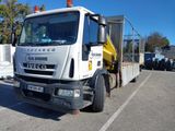 un camion blanc garé dans un parking